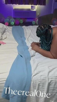 Awek montel mengambil batang semasa di sini adik tiri menonton