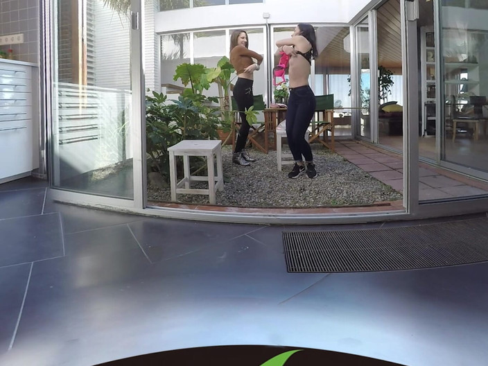 Thagson VR 360: Шаловливые подружки примеряют розовое нижнее белье