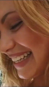 Blonde geile hure genießt es, einen monsterschwanz zu lutschen, bevor sie gefickt wird