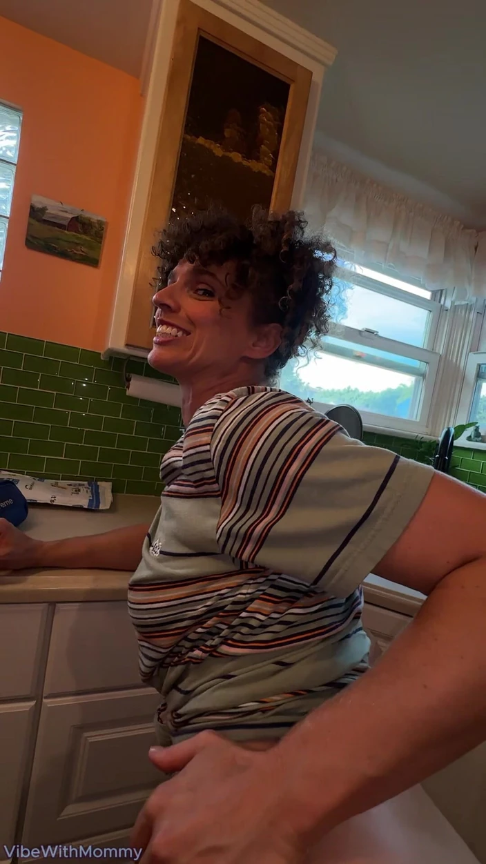 VibeWithMommy: 배다른 아들 자위하는 핫한 새엄마