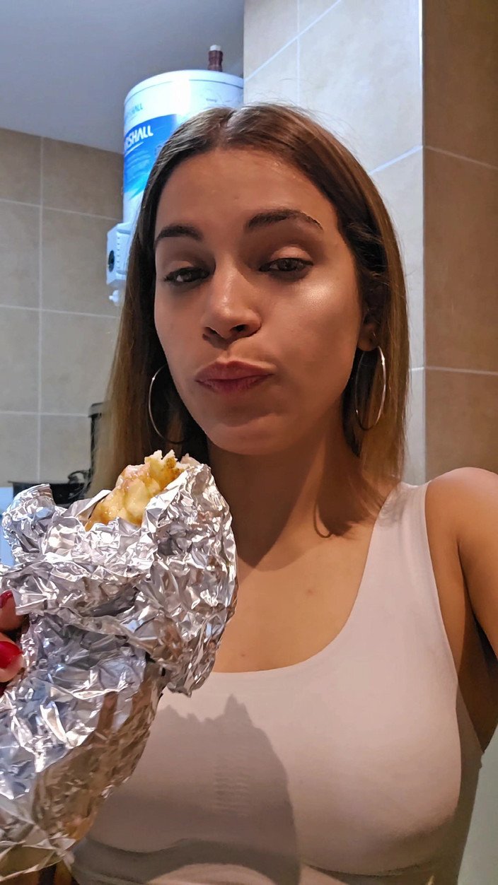 Young big apple: Пара-любительница Ест Во Время Прямой Трансляции