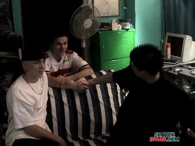 Skater Spank: Kelly sert dövüyor