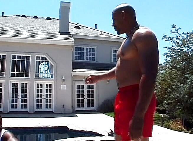 The Vintage Era: Ebenová kráska kouří péro a šuká poblíž bazénu