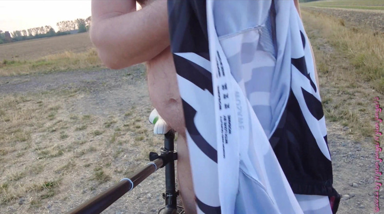 Carmen_Nylonjunge: Da solo e nudo in bici 1