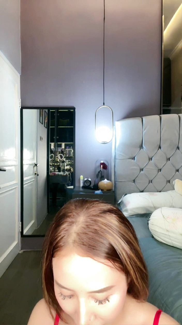 Indoseblay: ソフィアは彼女のぽっちゃり猫に非常に大きいです