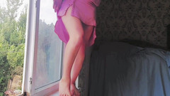 Kitty_Cross: Hravá Sissy Sedí z cross-noha na nadýchaném růžovém koberci