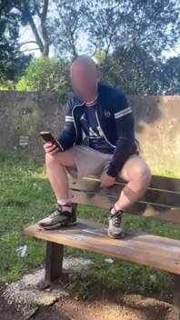 Un Garçon Amateur Perd Son Pari Et Doit Exposer Et Toucher Sa Bite Dans Un Parc