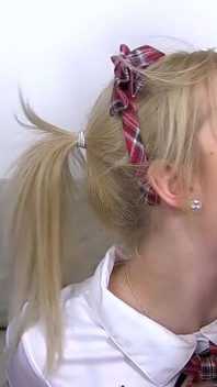 Une jolie salope blonde profite d’une séance de blowbang déjanté avec des vieux