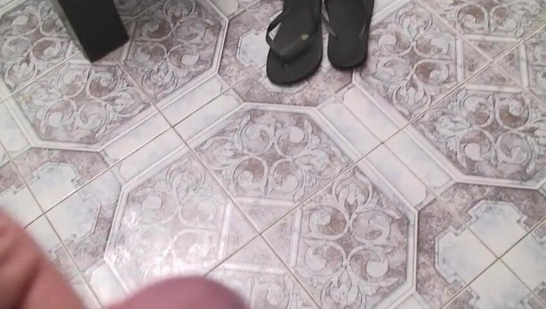 Lucky Perverts: Hnědovlasá MILF latina ráda kouří ptáka, zatímco ji její ošklivý...