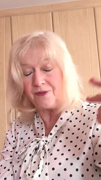 Ciocia - twoja 69-letnia cycata macocha Louise przyłapuje cię na oglądaniu dojrzałego porno