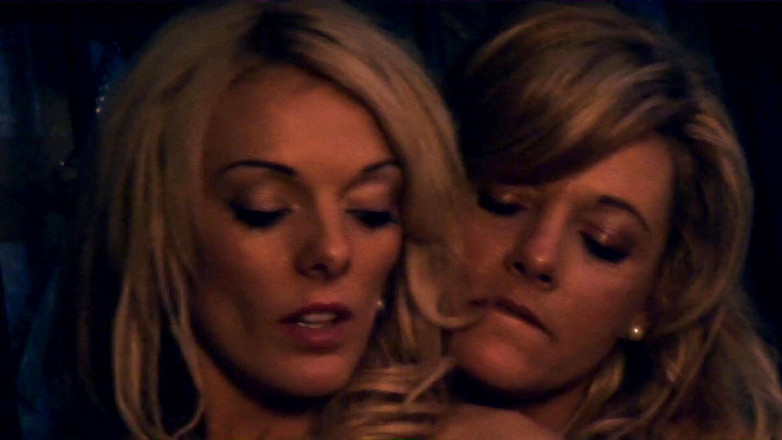 Female Dominators: Seks bertiga dengan bantuan yang dipukul dalam penjara gelap