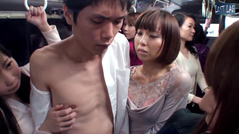 Lust lab: 公交车拥挤的诱惑 - 被翻桌子对着他的已婚女人包围 - 第1部分