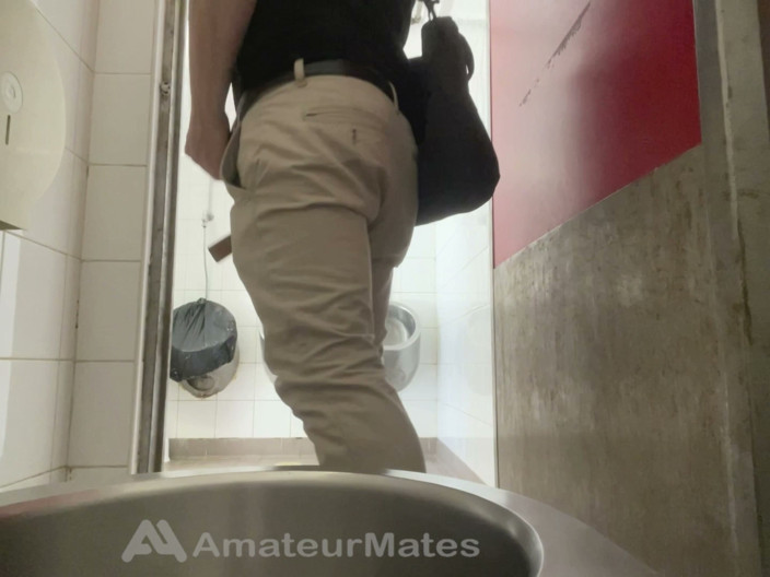 AmateurMates: 공공 소변기에서 잡히려는 아마추어 스트레이트 소년