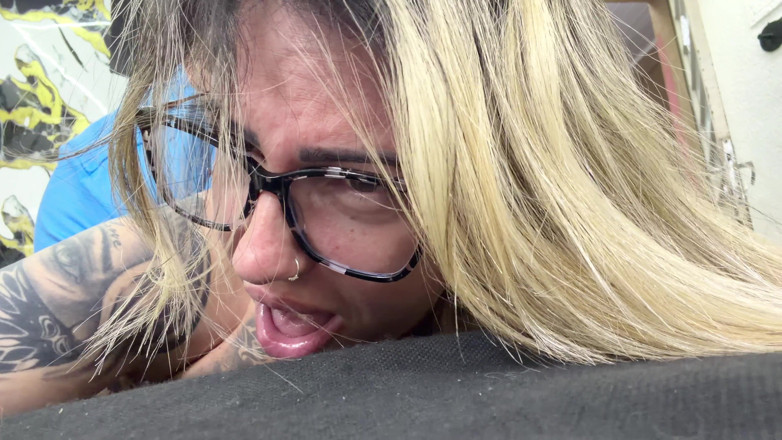Couple dna: La ragazza nerd sente il cazzo del cornuto per la...