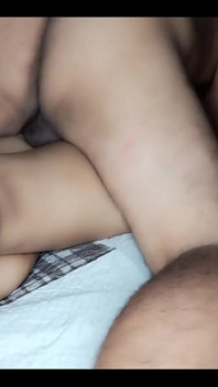 Mi sono masturbato molto sexy per il mio ragazzo e lui mi ha penetrato subito e in profondità