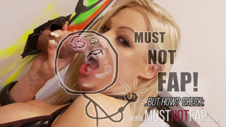 Leon Lambert Girls Twerk Parties CFNM: Une blonde à gros nichons se fait baiser dans le gloryhole
