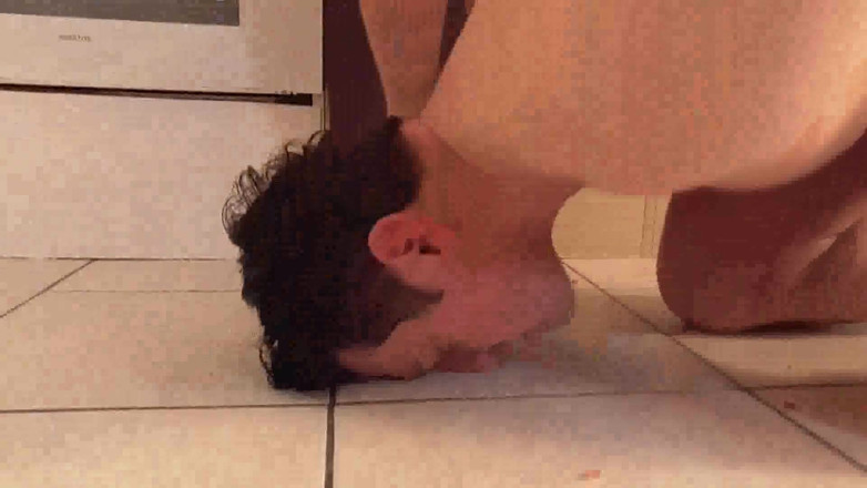 Foot Girls: Feeding lesson in the kitchen