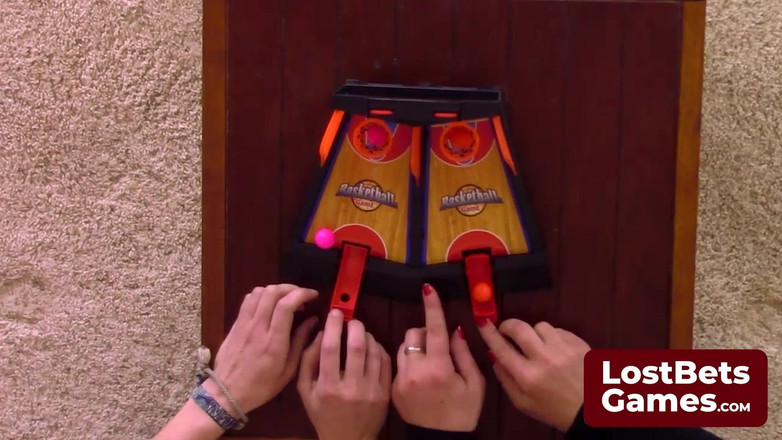 Lost Bets Games: Tobi brilla in questo gioco di strip basket flippie