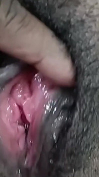 Mio marito ha spruzzato l'acqua sulla mia figa con una melanzana