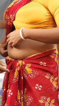 Un tailleur baise une MILF à gros nichons puis éjacule dans sa chatte