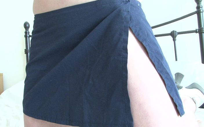 Solo Sensations: Une jolie saphir blonde se déshabille et touche ses gros...