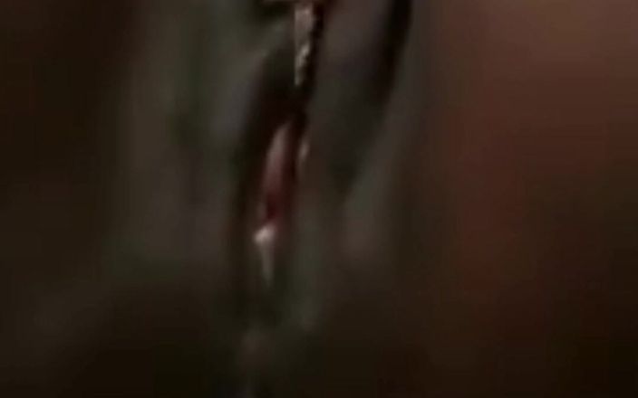 Barqueen: Aku kepergok lagi asik masturbasi memek bebasku sampai matanya merem...
