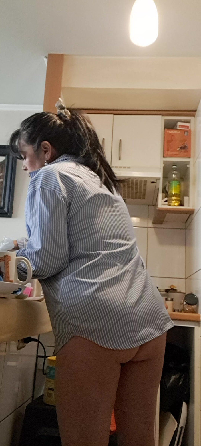 Mommy big hairy pussy: W kuchni bez majtek gotowanie