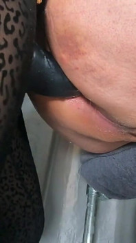 Pegging avec une grosse bite femdom pegging anal