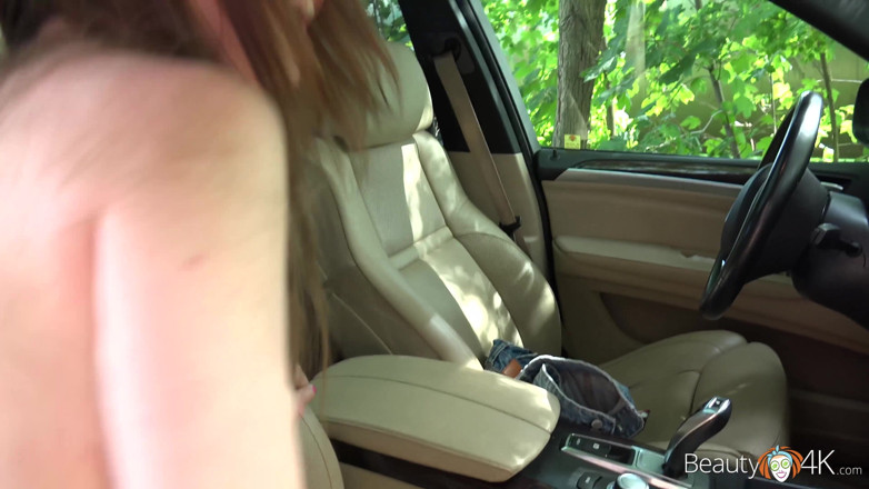 Teen Mega World: 本当の美しさは彼女の猫が車に穴を開けました