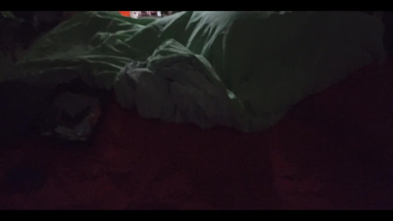 Karmicoxv: Chorobliwy starzec wchodzi do pokoju swojej żony i nagrywa ją