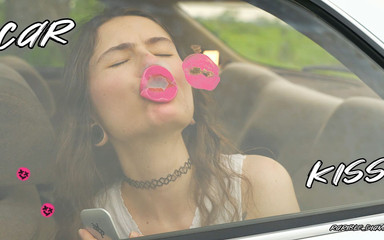 Rarible Diamond: Tanda Messy Pink Lipgloss di Jendela Mobil