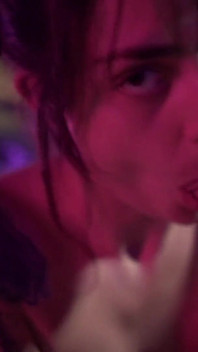 Dreadhot เปียกโชกในสระน้ําสีม่วง