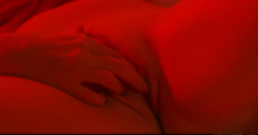 Iris Keenkade: Sensuale in rosso