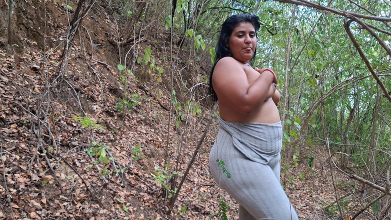 SugarPose: Толстушка-латина ходит обнаженной на улице