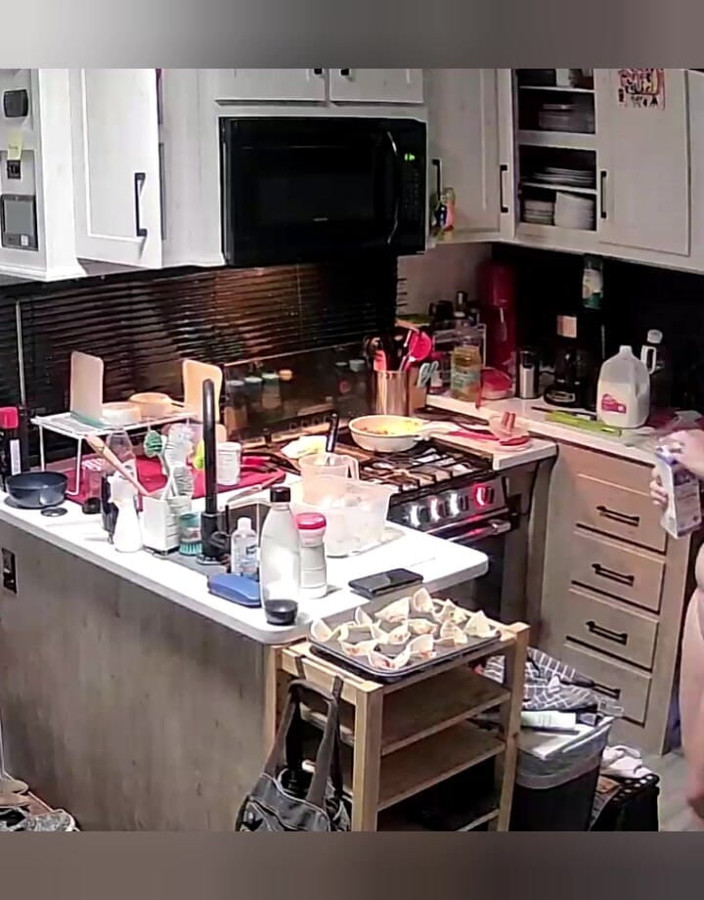 KittieNoOne: 裸体做饭被抓包