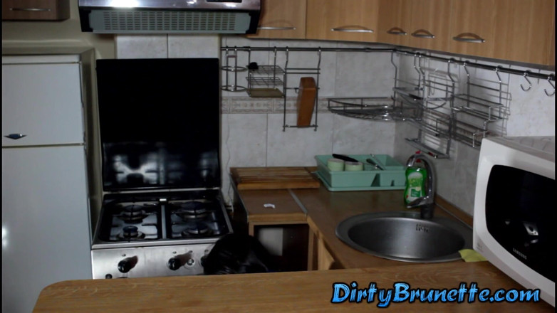 Dirty Brunette: Mytí nádobí, kouření a masturbace