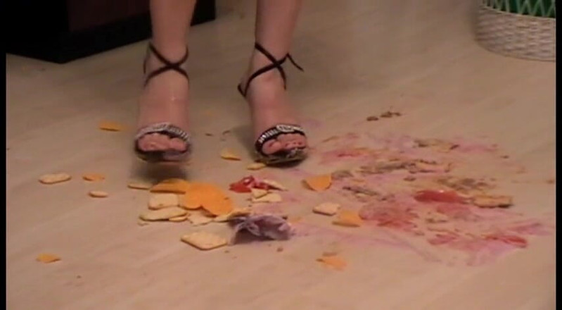 Foot Girls: บดขยี้เค้กด้วยส้นสูง