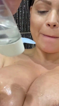 Aceite divertido y enormes tetas en el baño