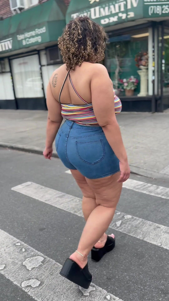 PutiLing: Benen plagen - hoge hakken - minirok - Puerto Ricaanse mami - dikke kont -...