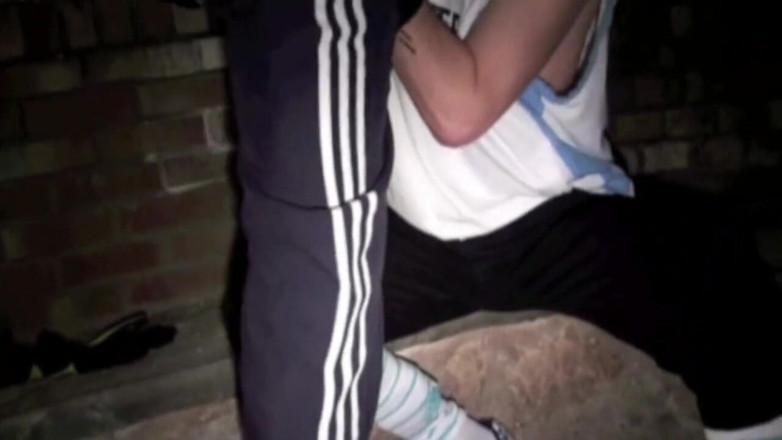 Sneaker gay: snikars varchasv ke saath skaili boy dvara istemaal ki gee...