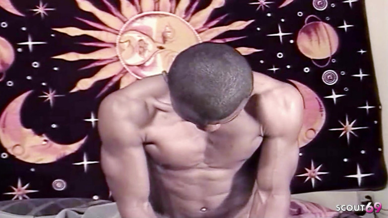 Shemale TS Collection: बड़ा काला लंड अंतरजातीय मुठभेड़ में पहली बार ट्रॅनी को चोदता है