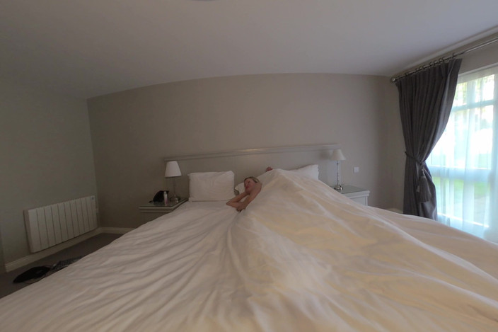 BlondeHexe VR: Taboe - Alleen een bed voor de stiefbroers en -zussen