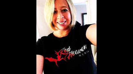 Red Heaven Media: Schau, wer das t-shirt des roten Himmels trägt!