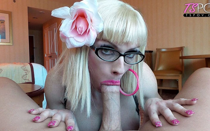 Pure TS and Becoming Femme: MILF bertetek besar Tara Emory menghisap &amp; mengusap batang besar