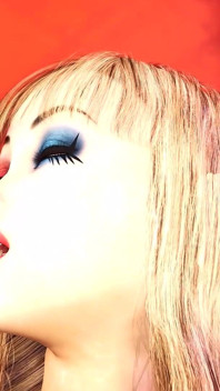 Pulă 3d Android se joacă cu o blondă tânără sexy în dormitorul sci-fi