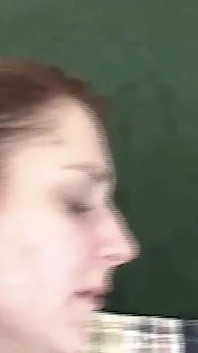 Nadržená hospodyňka je vzata tvrdě mezi dvěma velkými penisy.