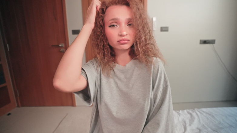 Lily Cute: Ma Demi-sœur Toute Menue Pense Qu’elle Est Grosse... Elle M’a...