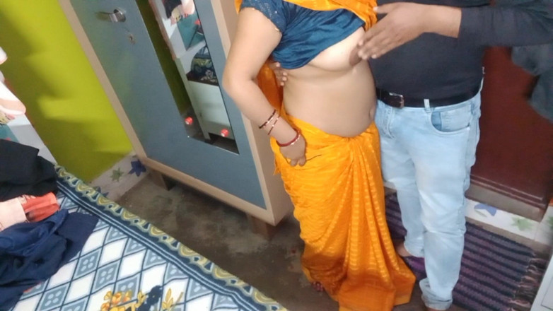 Manjushukla: Muy hermosa india en sari amarillo