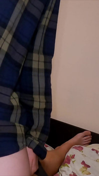 Tetek kecilnya di bawah baju itu akan memandu mana-mana lelaki gila!