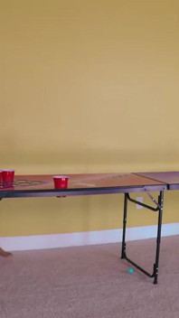 Cesur bir striptiz hava pong hareketi rakibinin vuruşunu çıldırtıyor